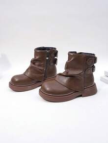 1 paire de chaussures pour enfants de style Lolita rétro et doux, avec décoration de nœud en dentelle et matériau brillant. Facile à mettre et à enlever, avec fermeture éclair latérale et semelle épaisse. Idéal pour les sorties et les activités parent-enfant en automne et en hiver.