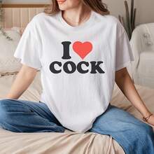 Camiseta "Me encanta el gallo", regalo divertido para los amantes de los animales de granja, adorable gallo para los amantes de los pollos, camiseta de inspiración campestre.220G ofrece comodidad y durabilidad atemporales. Con un corte elegante y una textura suave, es tu esencial diario perfecto: fácil de combinar para looks casuales, aventuras de fin de semana o días relajados en la oficina. Un must-have en tu armario que se siente tan bien como se ve. Pensado, simple y con un estilo desenfadado - un regalo que ella realmente amará. - Blanco - Ver 1