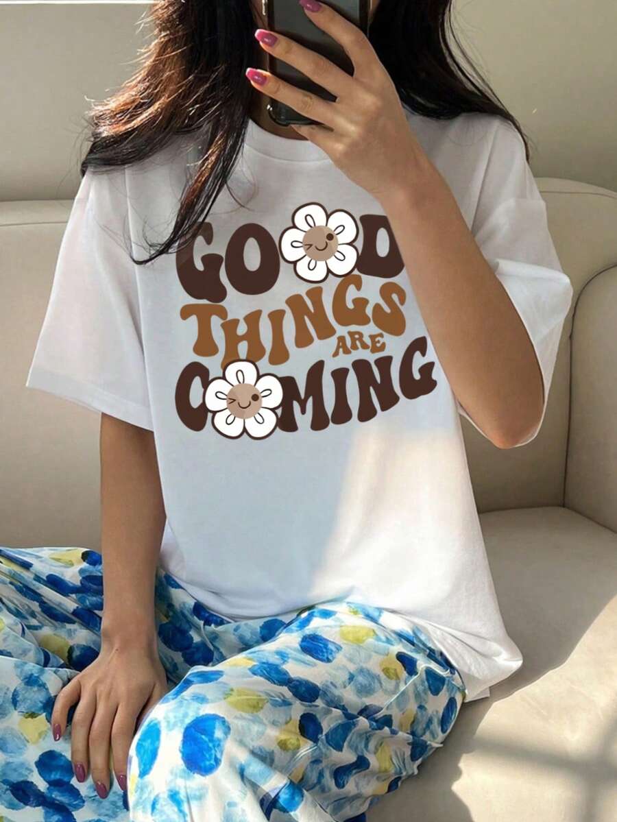 Mujer002 Camiseta de Mujer México  Casual Versátil  Cómodo y Elegante Camisa blanca con mensaje positivo "GOOD THINGS ARE COMING" decorada con flores sonrientes, perfecta para una ropa cómoda y motivadora - Blanco - Ver 1