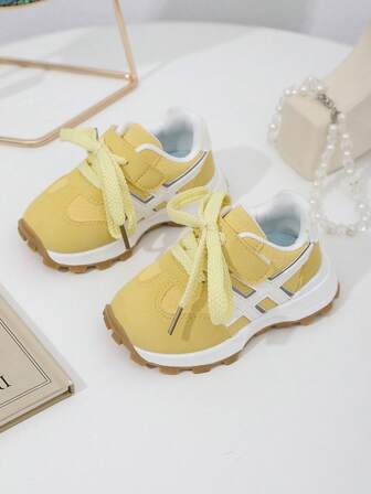 A Pair Of Hong Kong Style New Fashionable Casual Shoes For Boy And Girl, Fashionable Light Luxury Sneakers, Versatile Low-Top White Sneakers, And Agam Shoes