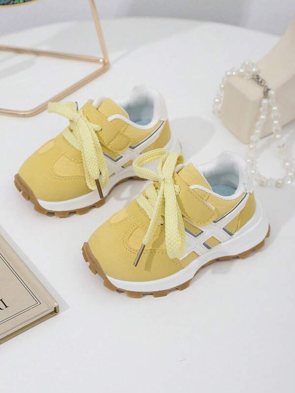 A Pair Of Hong Kong Style New Fashionable Casual Shoes For Boy And Girl, Fashionable Light Luxury Sneakers, Versatile Low-Top White Sneakers, And Agam Shoes