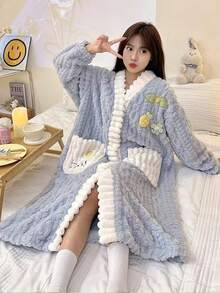 Cămașă de noapte decorativă din velur cu imprimeu floral din fleece coral de iarnă, halat de baie cald de iarnă, cămașă de noapte adorabilă cu mânecă lungă și decolteu în V cu buzunare, set de pijamale pentru femei de toamnă/iarnă, halat de baie lung din velur, haină de casă, stil îngroșat, îmbrăcăminte esențială pentru casă pentru sezoanele de toamnă și de iarnă, care vă însoțește prin iarna rece, decorațiuni calde de iarnă