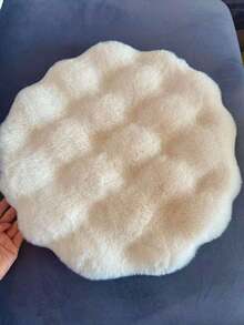 Esterilla de peluche para mascotas, adecuada para gatos, perros y otros animales pequeños. Es resistente al desprendimiento de pelo, tiene un fondo antideslizante y se puede lavar a máquina a bajas temperaturas para ayudar a mantener a las mascotas libres de enfermedades de la piel. La esterilla de peluche proporciona un ambiente cálido y cómodo, creando un acogedor nidito para tus mascotas.