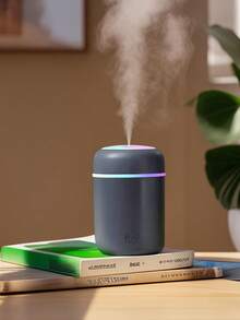 迷你炫彩加湿器，300ml容量，USB供电，3色可选，带冷雾和夜光氛围灯加湿器，5种芳香精油可选。香薰喷雾适用于汽车、卧室、客厅、办公桌，小型车载加湿器，卧室装饰氛围礼物，用于日常空气加湿补水防干燥，必须插电使用