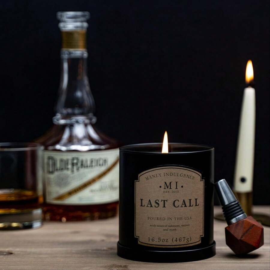 Vela en frasco Manly Indulgence Last Call de 16.5 oz - Aroma amaderado de vetiver, musgo de roble - Notas cítricas y especiadas - Eucalipto - Hasta 60 horas de combustión - Cera de mezcla de soja, vertida en EE. UU. - Escape del bosque - Ver 1