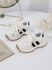 A Pair Of Hong Kong Style New Fashionable Casual Shoes For Boy And Girl, Fashionable Light Luxury Sneakers, Versatile Low-Top White Sneakers