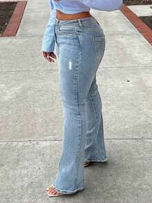 这款百搭水洗做旧口袋喇叭牛仔裤，适合女性通勤、休闲度假和约会穿着。 - 淺色水洗藍 - 查看 4