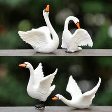 1/2/4件套优雅天鹅摆件 - 手工塑料家居装饰，橙色喙和蹼足，是客厅、办公室或婚礼礼物的理想之选，非常适合摆放在架子、壁炉架或桌面上，也适合婚礼装饰。优雅的天鹅造型，做工精致，天鹅摆件，迷你景观DIY配件，绝佳的家居装饰品。