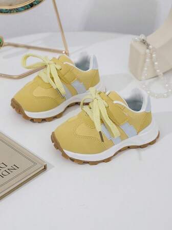 A Pair Of Hong Kong Style New Fashionable Casual Shoes For Boy And Girl, Fashionable Light Luxury Sneakers, Versatile Low-Top White Sneakers