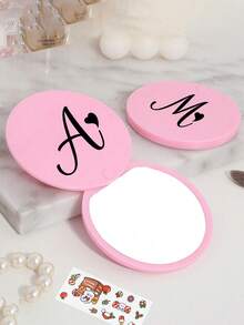 Praktischer Mini-Spiegel mit schwarz gedruckten Herzbuchstaben A-Z, niedlicher Make-up-Spiegel, Mini-Kompaktspiegel, tragbarer Make-up-Spiegel, Mini-Handspiegeln, Make-up-Spiegel für den täglichen Gebrauch, Reise und Party, süßes und lustiges kleines Geschenk, Geburtstag, Strand, Feiertage, ein tolles Geschenk für Frauen, Mütter, Lehrer, Freunde, Brautjungfern, günstig, Strumpfstopfer, Make-up, Make-up-Utensilien, günstige Sachen, Geschenke, Geschenke für Frauen, Weihnachtsgeschenke