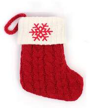 1 buc. Șosetă de Crăciun tricotată cu alfabet, decor pentru brad de Crăciun pentru casă, pungă de cadou cu bomboane brodate, potrivită pentru decorul casei de iarnă și sărbătorile de sărbători, petreceri de festivaluri, petreceri de Crăciun, decor cameră, decor de sărbători, decor de festival, cadouri de petrecere, decorațiuni distractive pentru petrecerea de Crăciun, sărbătoare de Crăciun, An Nou fericit, decorațiuni de Crăciun, cadou perfect de Crăciun pentru prieteni