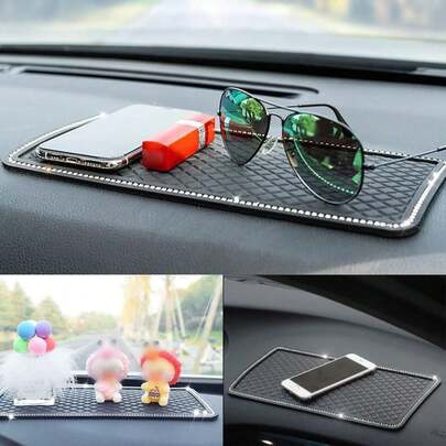 Alfombrilla antideslizante para coche: diseño de cuadrícula simple, antideslizante físico, aumenta la fricción, fija firmemente el artículo, borde con incrustaciones de strass para aumentar la belleza. Se puede usar no solo como alfombrilla antideslizante sino también como accesorio para el automóvil, que es adecuado para una variedad de ocasiones. No ocupa espacio. Algunos artículos pequeños como teléfonos móviles, llaves y adornos son fáciles de tomar y colocar, y se pueden lavar y.
