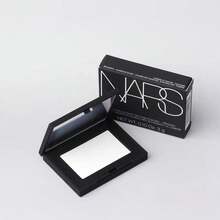 Nars [迷你] 晶莹亮采定妆粉 - 3克。这款经典配方可帮助妆容持久一整天，打造光泽妆效。轻盈易推开的质地，轻松定妆，不会增加额外的遮瑕度或颜色。 - 白色 - 查看 5