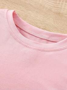 Esta nueva y moderna camiseta de manga corta 100 % algodón para niña luce un estampado navideño. Esta camiseta holgada, informal y versátil está confeccionada con un tejido suave y agradable para la piel de tu bebé. Ya sea para una reunión familiar, un evento escolar o una salida para jugar al aire libre, esta camiseta permite que tu hija se mueva con libertad y comodidad. - Rosa - Ver 4