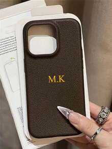 1 pieza Funda de teléfono personalizada de cuero sintético con textura, nombre de letra personalizado, estilo coreano minimalista de unicolor a prueba de golpes para parejas, compatible con Apple 17 16 15 14 Pro Max 13 12 11 Plus, regalo del Día de San Valentín, regalo de cumpleaños, regalo festivo, regalo para él/ella, regalo personalizado, producto personalizado de Etsy, regalo de aniversario, regalo de boda, regalo personalizado para papá/mamá (estampado en relieve) - Marrón - Ver 5