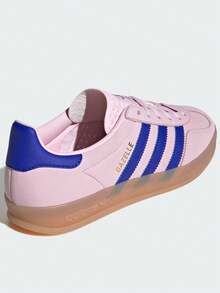 阿迪达斯 (ADIDAS) Adidas Originals GAZELLE INDOOR 舒适简约防滑耐穿低帮滑板鞋 女款 粉色 GAZELLE INDOOR SHOES 经典运动滑板鞋 “T 头鞋” - 粉色 - 查看 4