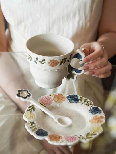 طقم كوب وصحن سيراميك مزخرف بالزهور بسعة 350 مل، طراز ريفي ملون مزخرف باليد، كوب وصحن مزين بتفاصيل بارزة للزهور، مناسب للقهوة وشاي الزهور، مثالي لشرب الشاي بعد الظهر في الربيع ومناسبات الزفاف