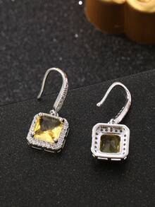 2 Stücke quadratische goldfarbene Damen Ohrringe, gehämmerte Ohrringe mit funkelnden kubischen Zirkonias, komplett besetztes Design, geeignet für den täglichen Gebrauch, Geschenk für die Freundin, Halloween Schmuck, Weihnachtsgeschenk