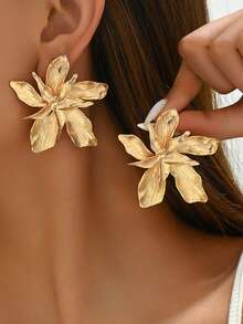 KWHY 1 Pair Fashionable Metal Double-Layer Five-Petal Flower Stud Earrings, Suitable For Women's Daily Wear