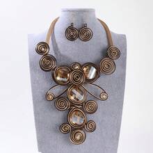 Conjunto de collar y aretes tejidos a mano con múltiples capas de colgantes exagerados y de moda, con estilo retro que presenta una combinación de estilos europeos, americanos, africanos, bohemios y granates, elaborados con alambre de aluminio, vidrio acrílico y cristales. Ideal para fiestas y vacaciones.