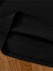 Esta nueva y moderna camiseta de manga corta 100 % algodón para niña luce un estampado navideño. Esta camiseta holgada, informal y versátil está confeccionada con un tejido suave y agradable para la piel de tu bebé. Ya sea para una reunión familiar, un evento escolar o una salida para jugar al aire libre, esta camiseta permite que tu hija se mueva con libertad y comodidad. - Negro - Ver 4