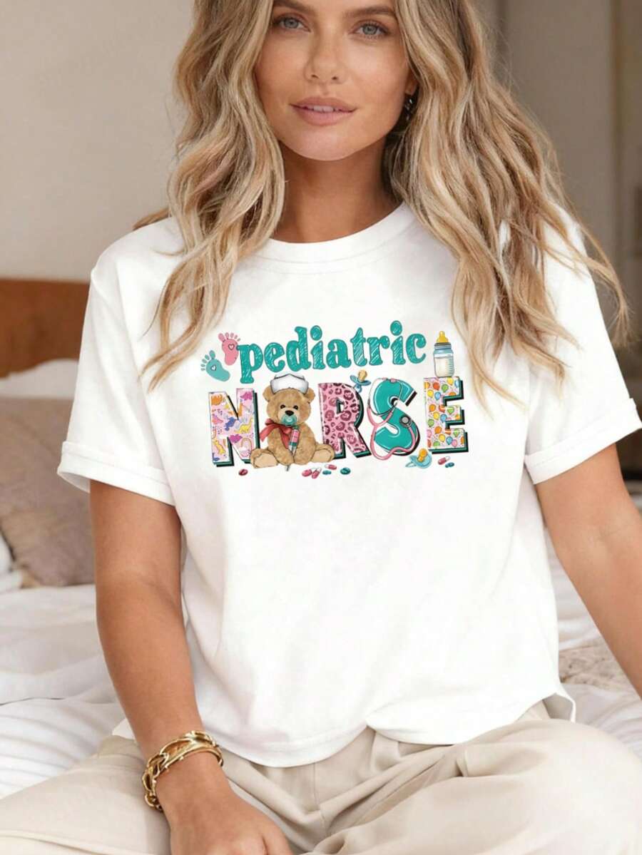 Mujer002 Camiseta de Mujer México Casual Versátil Cómodo y Elegante Camisa femenina con diseño atractivo que dice "pediatric nurse" con un osito y accesorios infantiles, perfecta para aquellos que aman la salud infantil - Blanco - Ver 1