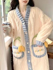 Cămașă de noapte decorativă din velur cu imprimeu floral din fleece coral de iarnă, halat de baie cald de iarnă, cămașă de noapte adorabilă cu mânecă lungă și decolteu în V cu buzunare, set de pijamale pentru femei de toamnă/iarnă, halat de baie lung din velur, haină de casă, stil îngroșat, îmbrăcăminte esențială pentru casă pentru sezoanele de toamnă și de iarnă, care vă însoțește prin iarna rece, decorațiuni calde de iarnă