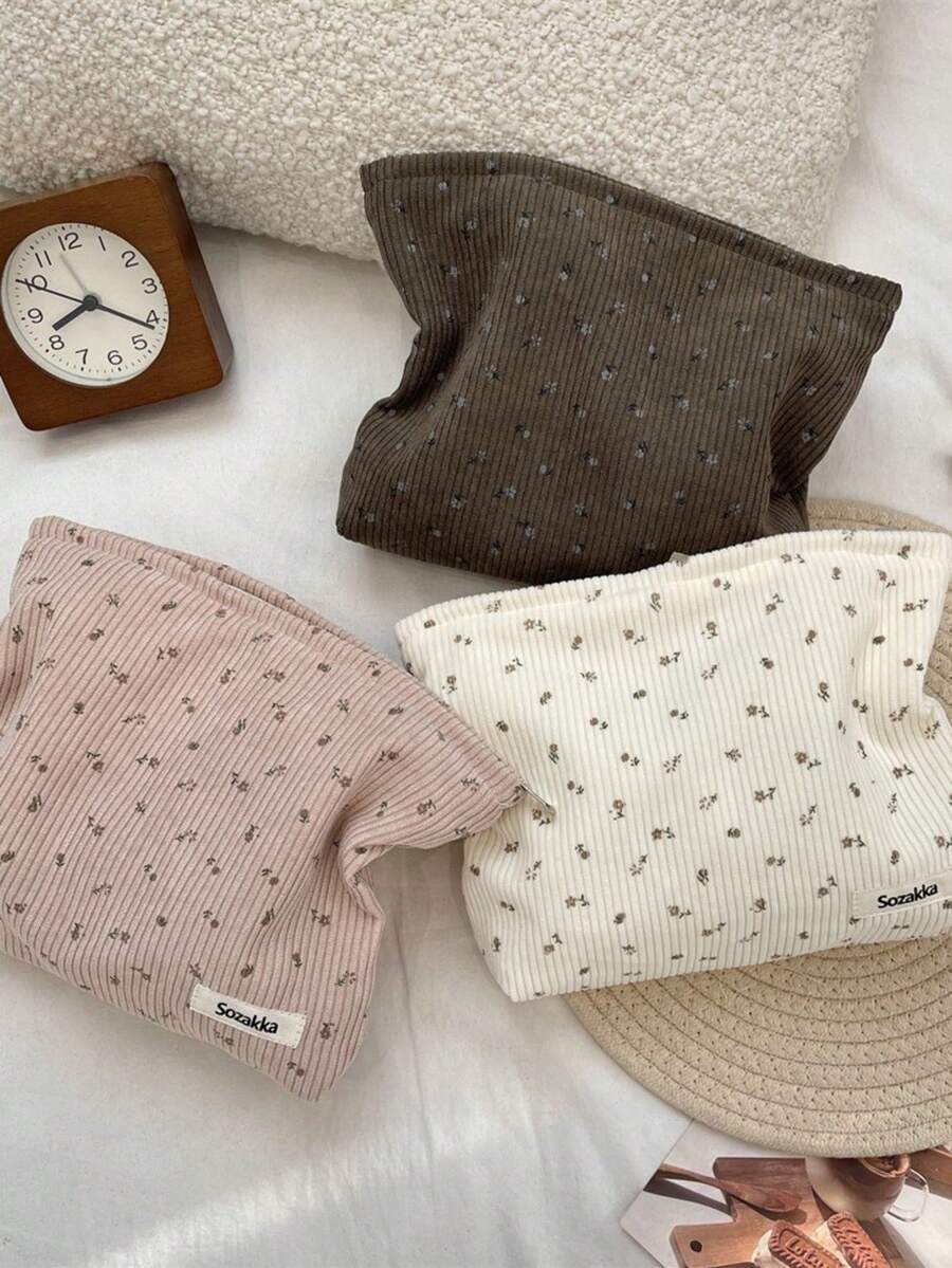 Borsa cosmetica in corduroy con motivo floreale ditsy, di grande capacità, borsa portatile per il trucco, custodia con cerniera per rossetti, pennelli, prodotti per la cura della pelle, telefono cellulare, piccoli oggetti per uso domestico, viaggi, vacanze e scuola. Borsa per il trucco, custodia per il trucco, borsa per prodotti per la cura della pelle, borsa da toilette, cubi per l'imballaggio, regali per damigelle, regali per la mamma, regali di compleanno, articoli essenziali per viaggi, articoli essenziali per crociere, articoli essenziali per il dormitorio