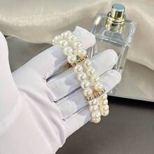 1pc Women's Alloy Bracelet Watch, Fashionable Heart-Shaped Case, Arabic Numeral Dial, Delicate Quartz Watch, Elastic Pearl Strap, Suitable For Daily Decoration