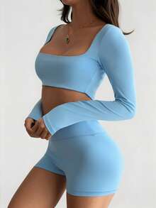 Ensemble de sport décontracté pour femmes avec Top court à manches longues col rond et shorts moulants. Convient pour l'entraînement, la détente et le fitness.