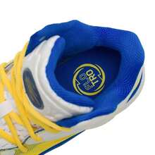 Under Armour 男士篮球鞋，Flow 缓震，弹性轻便，CURRY Spawn Flotro 男士运动鞋，建议订购大 0.5 码，抓地力更强，3026640-100 - 白/黃/藍 - 查看 6