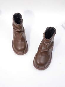 1 paire de chaussures pour enfants de style Lolita rétro et doux, avec décoration de nœud en dentelle et matériau brillant. Facile à mettre et à enlever, avec fermeture éclair latérale et semelle épaisse. Idéal pour les sorties et les activités parent-enfant en automne et en hiver.