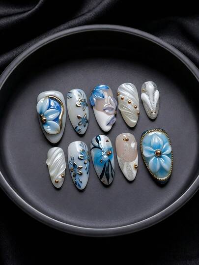 Uñas postizas lindas de almendra de tamaño mediano y largo, 10 piezas - Degradado blanco y azul con puntas francesas, flores 3D con perlas y gotas de rocío, y cuentas doradas - Kit de arte de uñas de otoño e invierno reutilizable con pegamento y lima - Suministros de uñas de princesa
