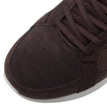 Skechers Giày nam thường ngày, kiểu dáng đơn giản và thời trang, chất liệu da lộn, cổ trung, lót giữ nhiệt tạo sự ấm áp và thoải mái, hoàn hảo cho những buổi đi chơi hàng ngày và đi làm. - màu nâu sô cô la - Xem 8