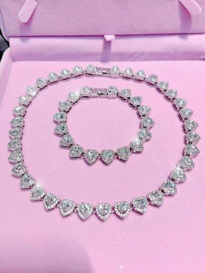 Conjunto de colar e pulseira com pingente de coração brilhante, estilo hip-hop clássico e elegante, com 1 ou 2 peças. Bijuteria moderna ideal para festas, casamentos e festivais de música. Presente perfeito para o Dia dos Namorados, para demonstrar amizade, para esposa ou namorada. A quantidade de pingentes em formato de coração no colar e na pulseira pode variar em até 1 ou 2.