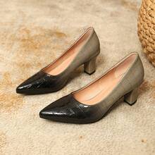 Pumps da donna con punta affusolata, tacco alto e spesso, stile europeo, in pelle verniciata morbida, colore sfumato nero e rosso, taglie grandi fino alla 44 e 43 - Grigio - Visualizzare 12