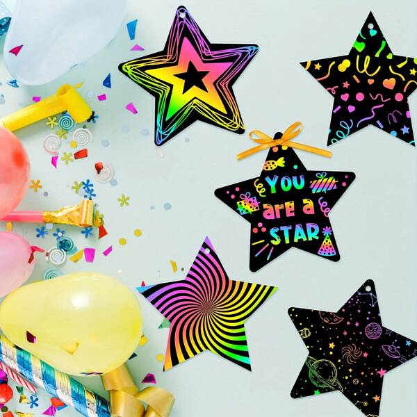 Kit de artesanato com 24 cartões de raspar em formato de estrela para decoração de festas, Halloween, Natal e aniversários. Ideal para criar enfeites de papel coloridos e decorativos. Perfeito para lembrancinhas e presentes de aniversário.