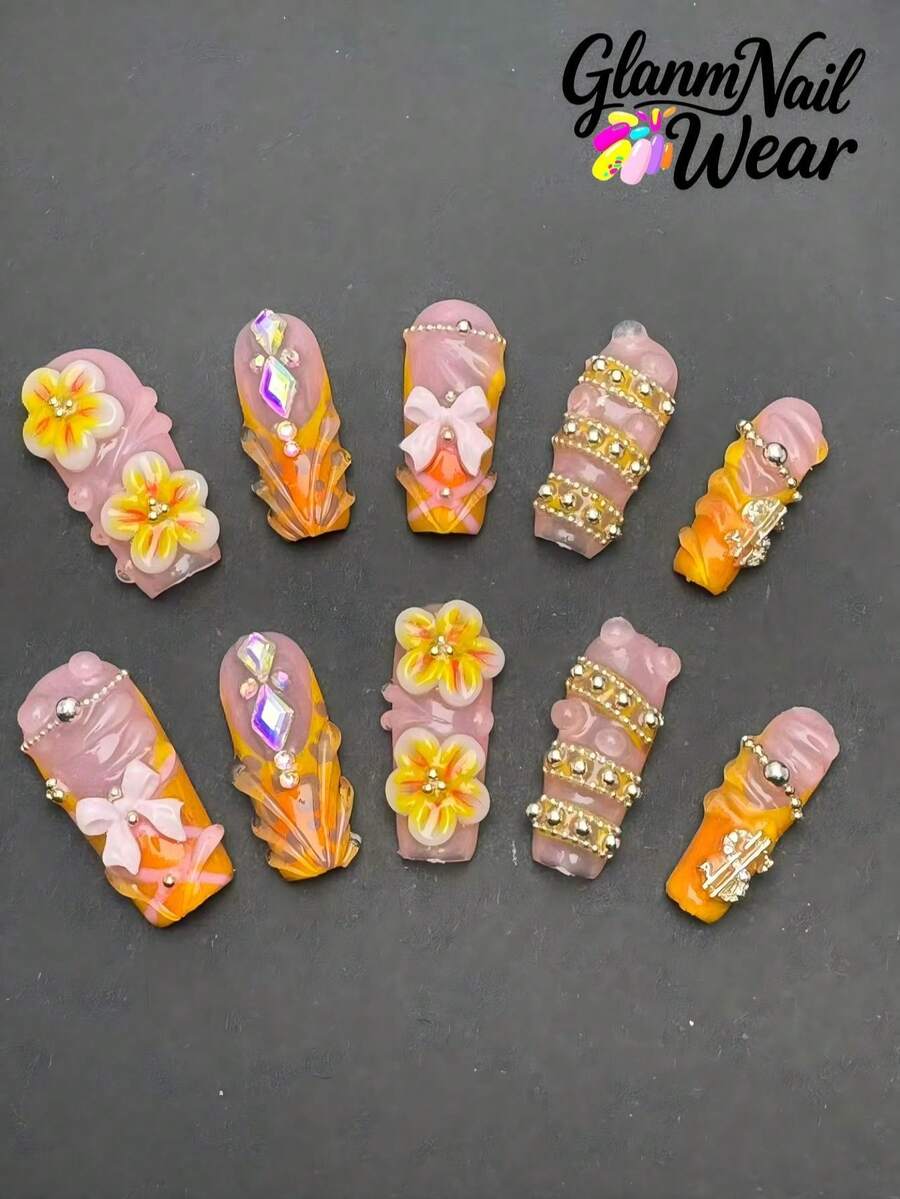 10 مسامير مربعة مضغوطة يدوية الصنع، بألوان الوردي والبرتقالي والذهبي، مستوحاة من لطافة اللون الوردي وحيوية البرتقالي، مزينة بمجوهرات معدنية ذهبية. طراز جميل وبارد، يجمع بين الزهور ثلاثية الأبعاد والفيونكات والبراغي المعدنية وزخرفة الألماس الوهمي، تصطدم العناصر الحلوة بالملمس المعدني، والطراز حلو وبارد دون فقدان إحساس الفخامة.