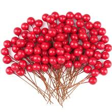 MEHELANY 200 pièces de baies de houx artificielles, petites baies en mousse rouge artificielles, mini baies artificielles de 10 mm sur fil pour couronnes de fleurs DIY, arrangements de mariage, fleurs de baies, décoration de photographie, décoration de fête, décoration de maison, décoration de cartes artisanales, décoration de coiffure de mariée, décorations de Noël, décoration de pièce