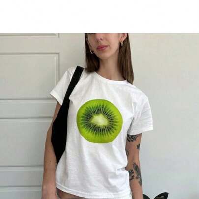 Camiseta corta de alta calidad con estampado verde de Kiwi Girl, camiseta de los 90 con estampado de frutas populares, ropa estética para mujeres.jpg1625 g. Para él, para ella, para cualquier oC-Asión. Esta C-AmiS-eta ultR-ASuave, confeccionA-DA con aL-Godón de alta densidad de primera C-Alidad, es una prenda versátil. Combina a la perfección con conjuntos vintage, es una prenda básiC-A iD-eal para el gimnasio y es imprescindible para tus vaC-Aciones. Su corte clásico la convierte en el regalo perfecto para un C-umpleaños o simpleM-ente para usarla.