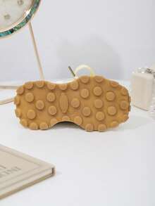 A Pair Of Hong Kong Style New Fashionable Casual Shoes For Boy And Girl, Fashionable Light Luxury Sneakers, Versatile Low-Top White Sneakers, And Agam Shoes