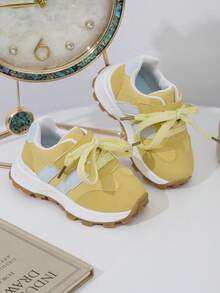 A Pair Of Hong Kong Style New Fashionable Casual Shoes For Boy And Girl, Fashionable Light Luxury Sneakers, Versatile Low-Top White Sneakers