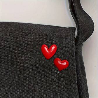 2件套优雅红色心形胸针，轻巧可爱，适合装饰包包、帽子、衣服，也适合日常佩戴、派对和约会礼物。