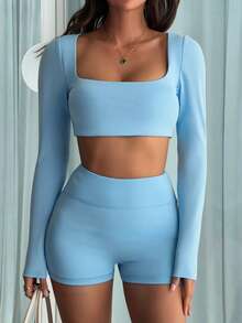 Ensemble de sport décontracté pour femmes avec Top court à manches longues col rond et shorts moulants. Convient pour l'entraînement, la détente et le fitness.