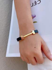 1 chiếc vòng tay da chữ vàng thời trang sang trọng, quà tặng cho bạn gái - màu đen - Xem 2
