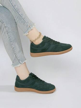 复古深绿色休闲鞋：类麂皮材质+橡胶鞋底，柔软舒适，展现复古街头休闲奢华风格，四季皆宜的百搭运动休闲鞋。