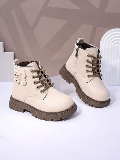 1 双时尚女童靴，优质面料，舒适衬里，侧拉链和前蕾丝设计，侧面蝴蝶结装饰，适合上学、户外活动和旅行