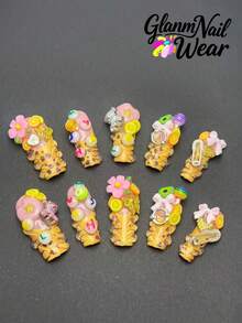 10 مسامير مربعة مضغوطة يدوية، باللون الوردي والأصفر والبرتقالي والألوان الحلوى الملونة، مع طباعة نمر كلون خلفي، تتكامل مع الزهور الوردية وشرائح الليمون الصفراء وخرز الحروف الملونة وزخارف الحلوى وعناصر أخرى، الأسلوب حلو وبارد وعتيق، مليء بحيوية Y2K، يجمع بين العناصر الحلوة والطباعة النمرية المخصصة، ملونة وغنية بالطبقات.