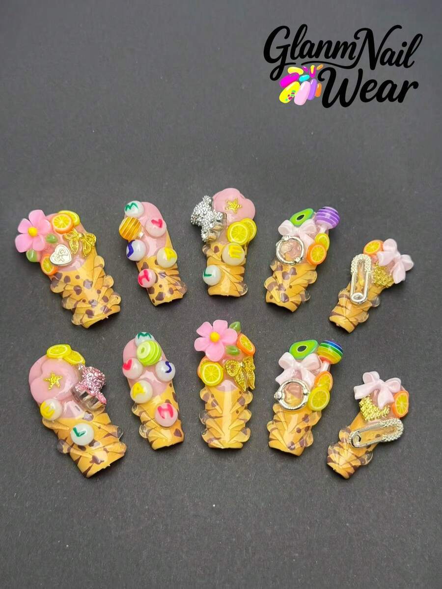 10 مسامير مربعة مضغوطة يدوية، باللون الوردي والأصفر والبرتقالي والألوان الحلوى الملونة، مع طباعة نمر كلون خلفي، تتكامل مع الزهور الوردية وشرائح الليمون الصفراء وخرز الحروف الملونة وزخارف الحلوى وعناصر أخرى، الأسلوب حلو وبارد وعتيق، مليء بحيوية Y2K، يجمع بين العناصر الحلوة والطباعة النمرية المخصصة، ملونة وغنية بالطبقات.