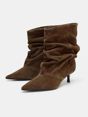 Botas de tobillo para mujer 2025 otoño/invierno nuevas de color marrón con punta puntiaguda y fruncidas, botas de ante hasta la pantorrilla con tacón de gatito